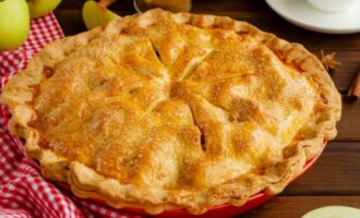 Закрытый пирог с тушенными яблоками
