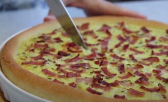 Нежный сочный луковый пирог с ветчиной