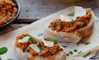 Брускетта с тапенадом